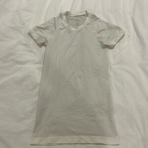 lululemonn swiftly tech short sleeve shirt (hip length)